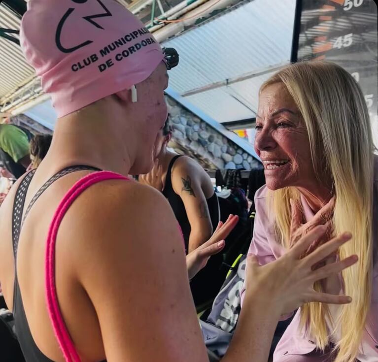 Juana Delseri junto a Paloma en su competencia de natación.