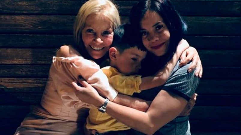 Juana junto a una de sus hijas y su nieto.