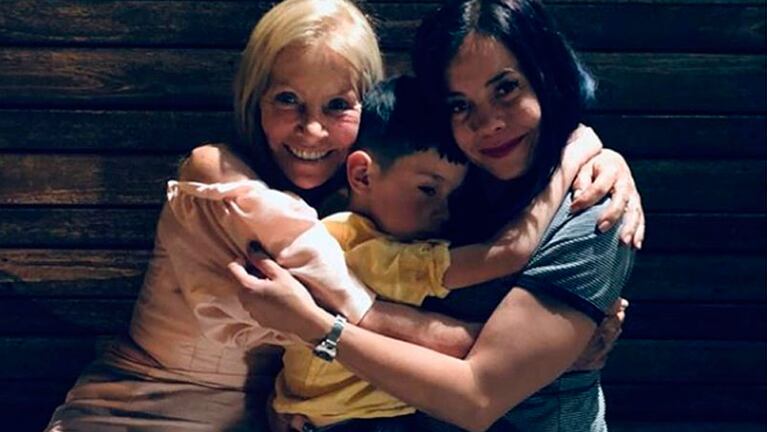 Juana junto a una de sus hijas y su nieto.