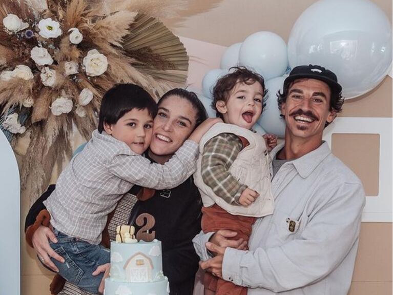 Juana Repetto junto a sus hijos y su marido en un cumpleaños familiar. (Foto: Instagram/@juanarepettook)