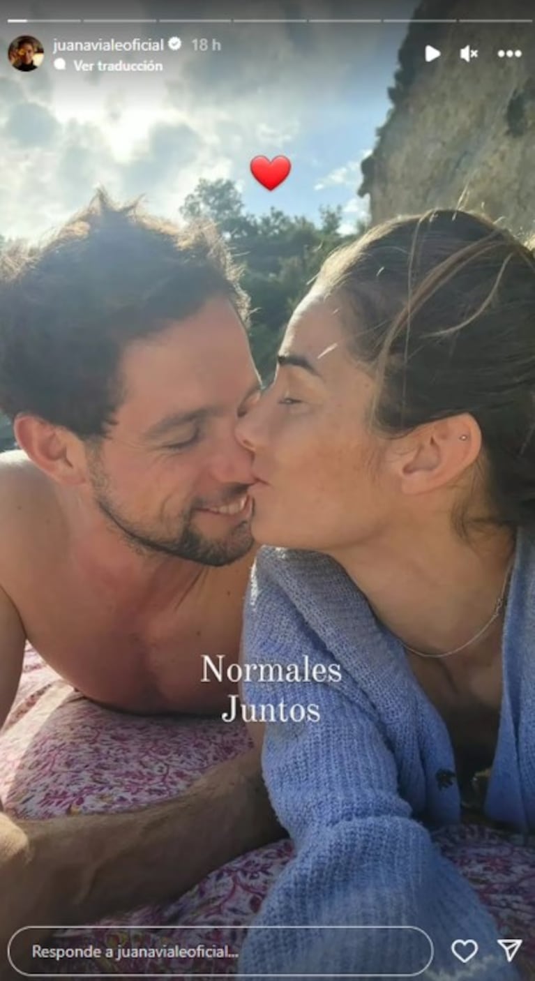 Juana Viale escribió "Normales Juntos" en la foto junto a su pareja.
