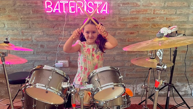 Juanita, la baterista de seis años que sorprende a Córdoba.