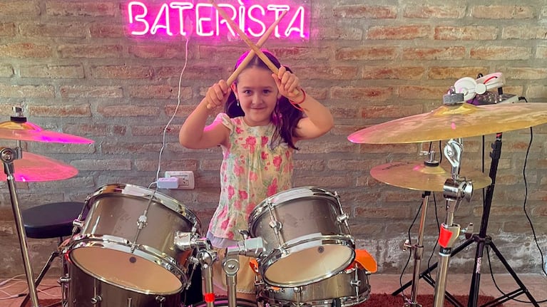 Juanita, la baterista de seis años que sorprende a Córdoba.