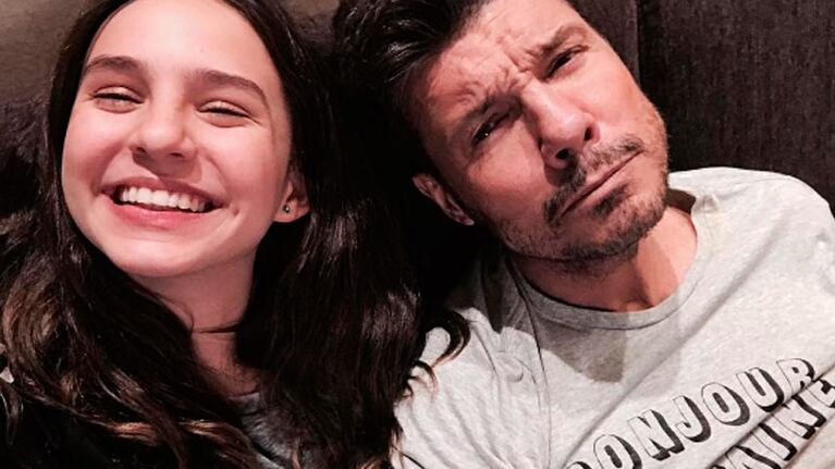 Juanita Tinelli y su papá Marcelo haciendo "cara" a su hija enamorada.