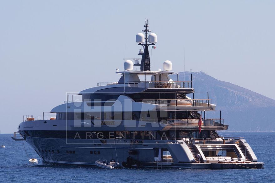 Juanita y Ámbar, antes de volar a París, cumplieron con el aislamiento obligatorio a bordo del yacht del millonario argentino Mauricio Filiberti, amigo de Marcela Tinayre.