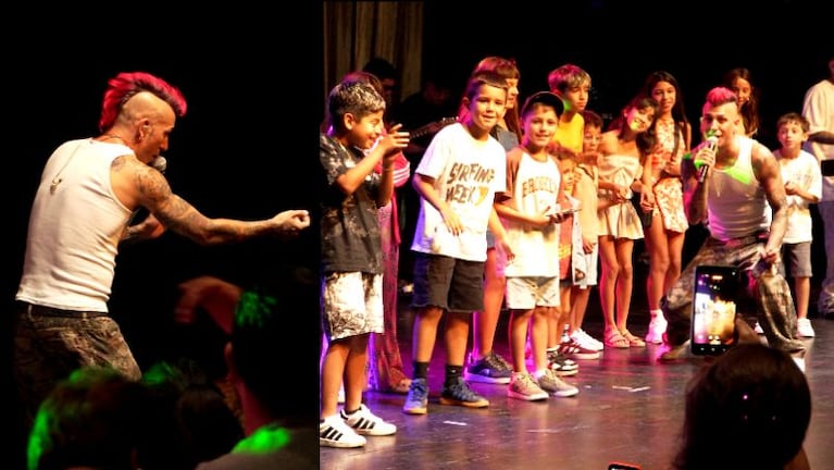 Juanito Ninci y una mini compañía en el escenario.