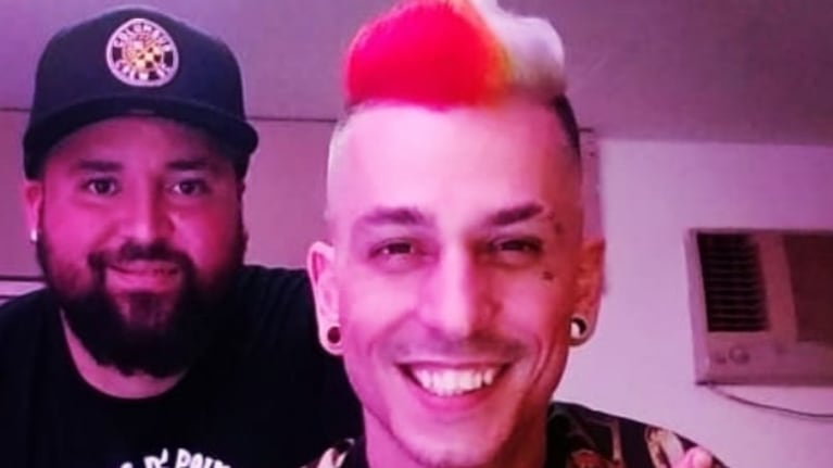 Juanito no se achicó para ponerle onda a su pelo.