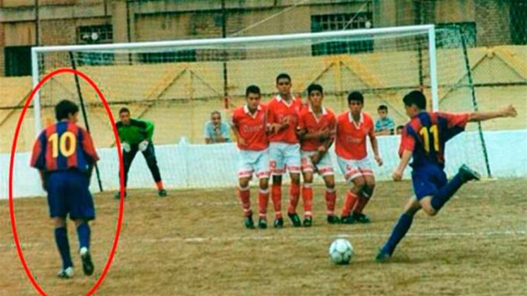 Juanjo Clausí pateando, ante la mirada de Messi.