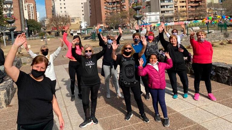 Jubiladas bailan cuarteto en la Plaza de la Intendencia