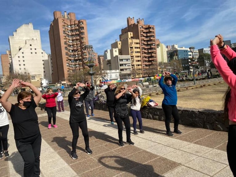 Jubiladas bailan cuarteto en la Plaza de la Intendencia