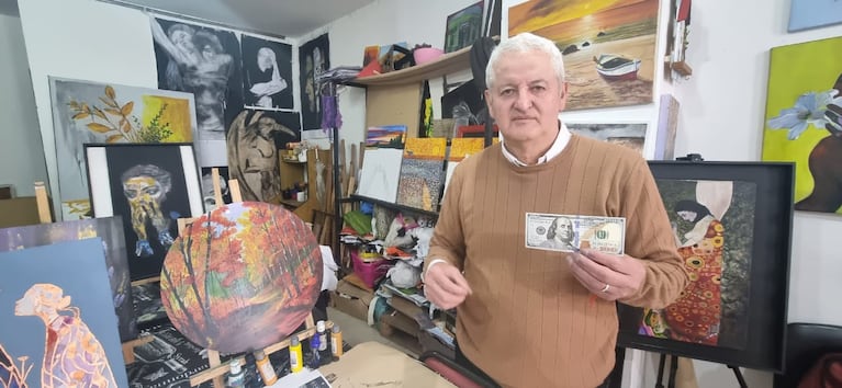 Jubilados venden cuadros para subsistir: los estafaron con dólares truchos por uno de Messi