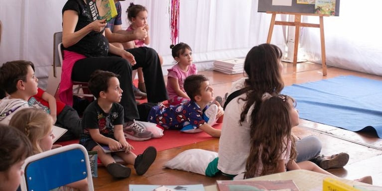 Juegos, talleres y lecturas para los niños en la Feria del Libro de Córdoba 2025 . Imagen: Prensa Municipalidad de Córdoba.