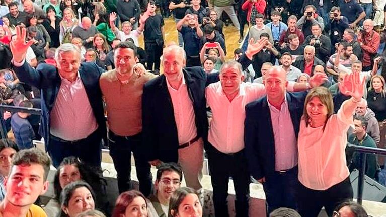 Juez lanzó su campaña en Córdoba acompañado de dirigentes nacionales.