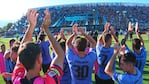 Jugadores e hinchada, unidos en el festejo en La Rioja. Foto: Prensa Belgrano.