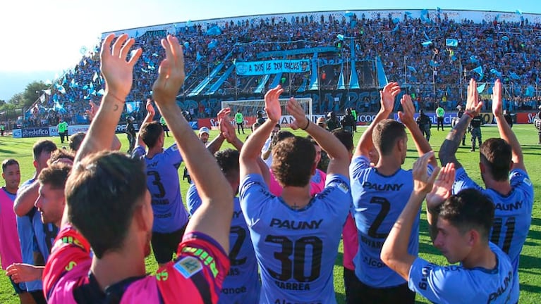Jugadores e hinchada, unidos en el festejo en La Rioja. Foto: Prensa Belgrano.