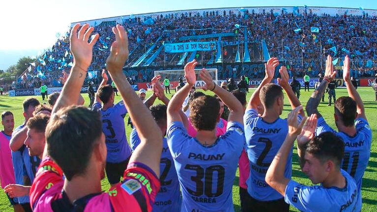 Jugadores e hinchada, unidos en el festejo en La Rioja. Foto: Prensa Belgrano.