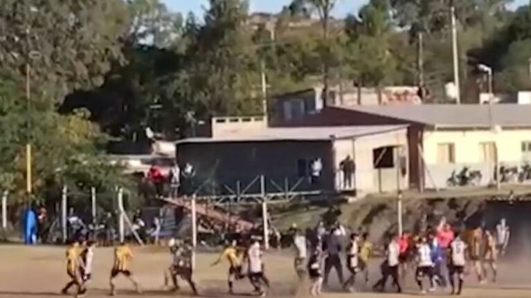 Jugadores, padres y aficionados desataron la batalla campal.