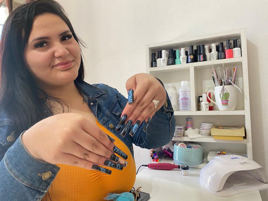 Juli y su nail art monero en Barrio 1° de Mayo.