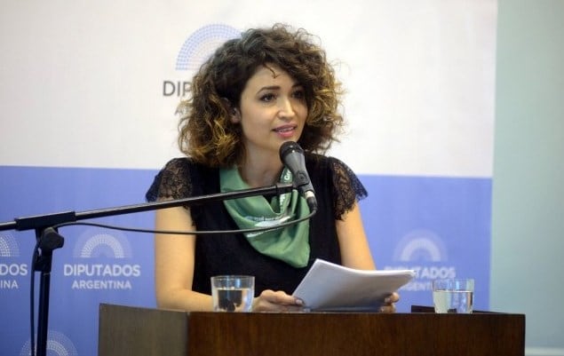 Julia Mengolini aclaró que no le recomienda a las embarazadas fumar marihuana, pero desató la polémica.