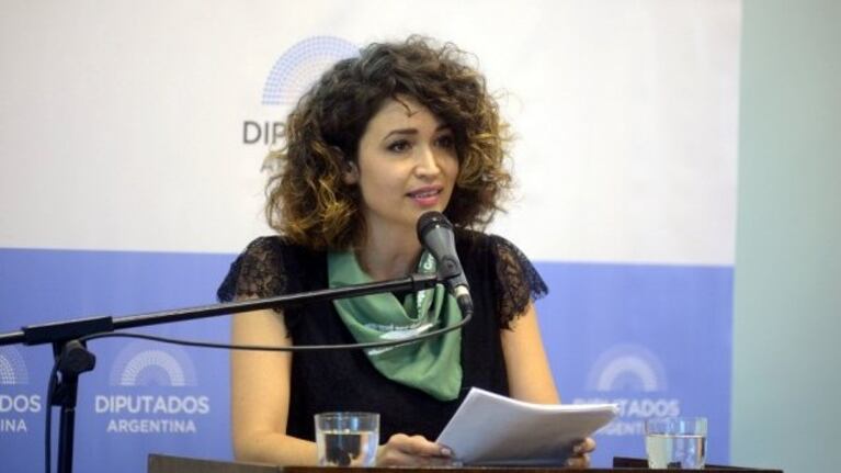 Julia Mengolini aclaró que no le recomienda a las embarazadas fumar marihuana, pero desató la polémica.