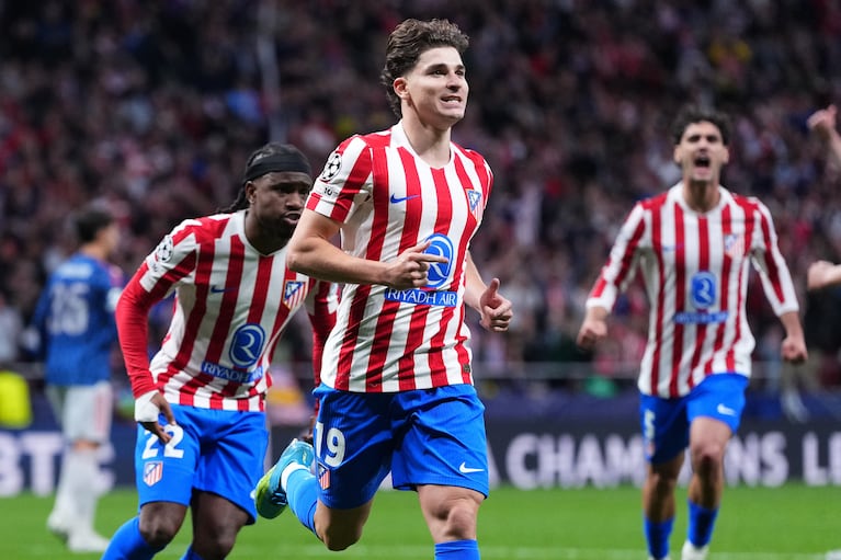 Julián Álvarez (19) celebra tras anotar el gol de penal para el Atlético de Madrid en el empate 1-1 contra Arsenal en la ida de las semifinales de la Liga de Campeones, el miércoles 29 de abril de 2026, en Madrid. (AP Foto/Manu Fernández)