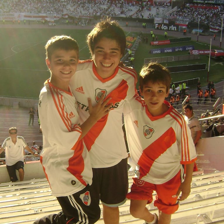 Julián Álvarez con sus hermanos en el Monumental de Núñez.