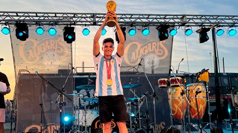 Julián Álvarez en el escenario montado en la cancha del Club Atlético Calchín. Foto: Radio Libertad 97.9.