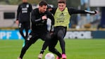 Julián Álvarez junto a Lionel Messi en los entrenamientos de la Selección.