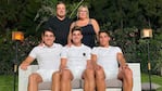 Julián Álvarez junto a sus padres y hermanos en Calchín.