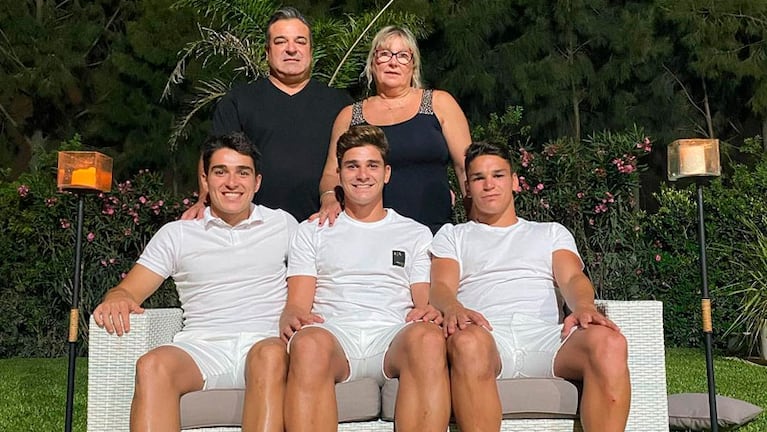 Julián Álvarez junto a sus padres y hermanos en Calchín.