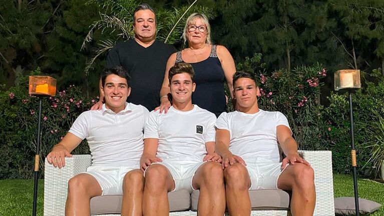 Julián Álvarez junto a sus padres y hermanos en Calchín.