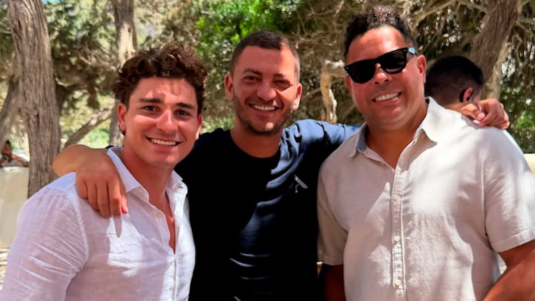 Julián Álvarez junto a un amigo y Ronaldo en plena vacaciones.