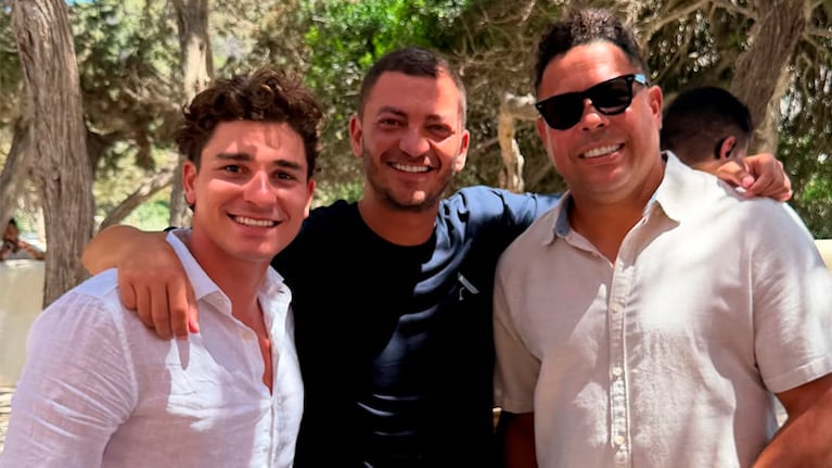 Julián Álvarez junto a un amigo y Ronaldo en plena vacaciones.