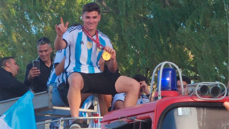 Julián Álvarez llegó a Calchín cerca de las 19. Foto: Francisco Arias/El Doce.