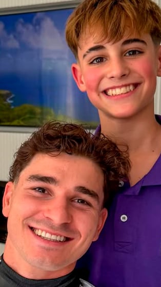 Julián Álvarez y Gael, el barbero de 14 años.