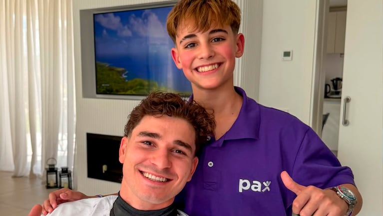 Julián Álvarez y Gael, el barbero de 14 años.