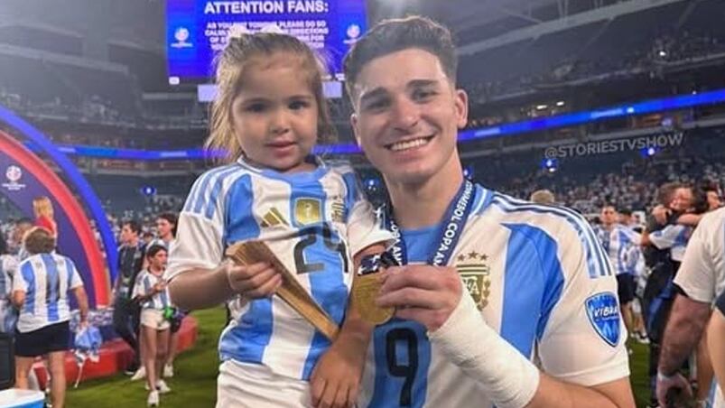 Julián Álvarez y Olivia, la hija de Enzo Fernández.