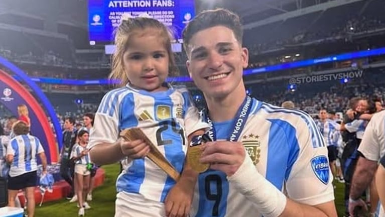Julián Álvarez y Olivia, la hija de Enzo Fernández.