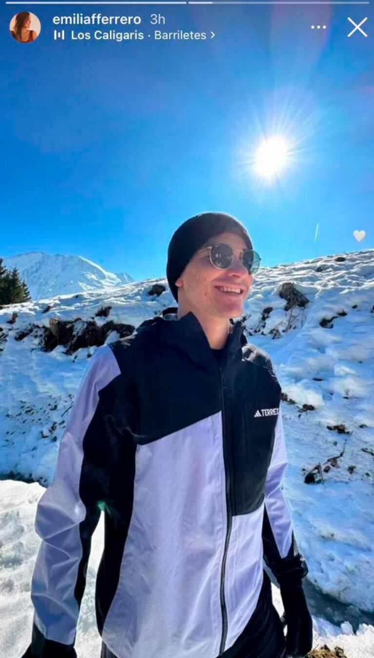 Julián Álvarez y su novia disfrutan de la nieve al ritmo de Los Caligaris