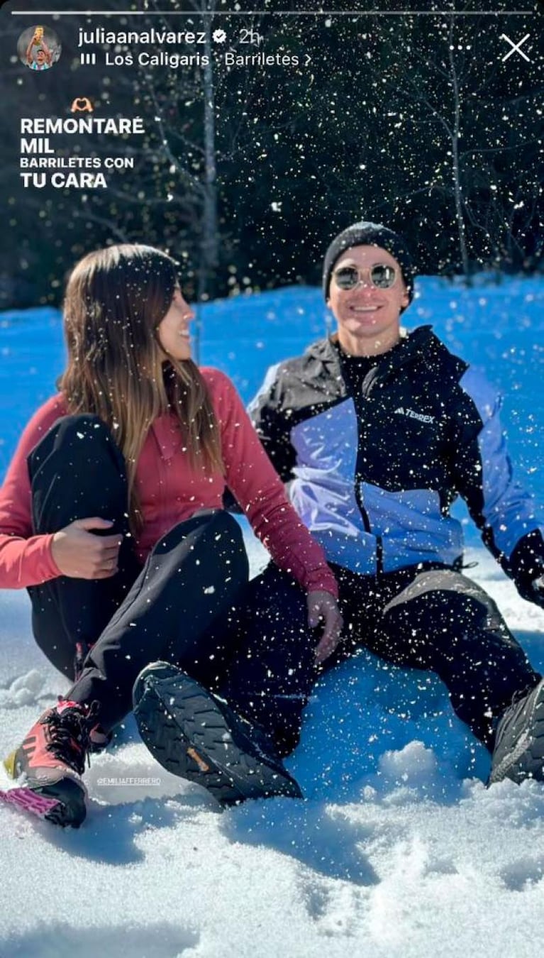 Julián Álvarez y su novia disfrutan de la nieve al ritmo de Los Caligaris