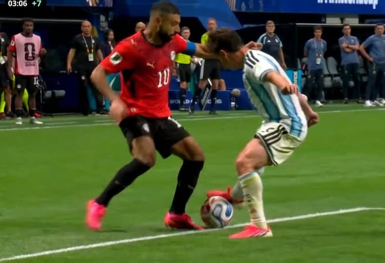 Julián, limpio contra Salah.