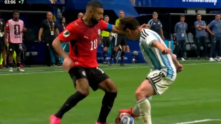 Julián, limpio contra Salah.