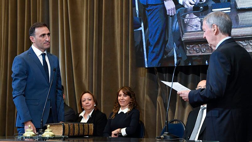 Julián López y Juan Schiaretti durante la ceremonia en el Centro Cívico.