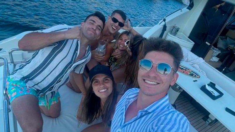 Julián pasándola bien en un yate con su pareja y amigos.