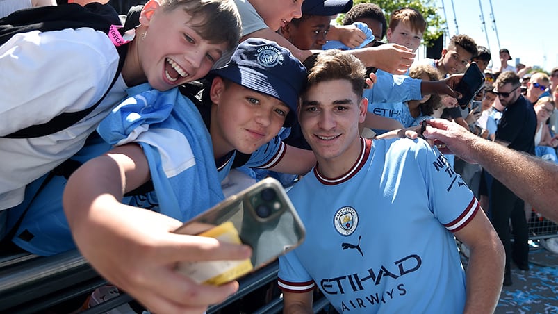 Julián se sacó las primeras fotos con los hinchas de los "blues".