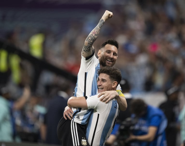 Julián y Messi, fundidos en un abrazo eufórico tras el 2 a 0.