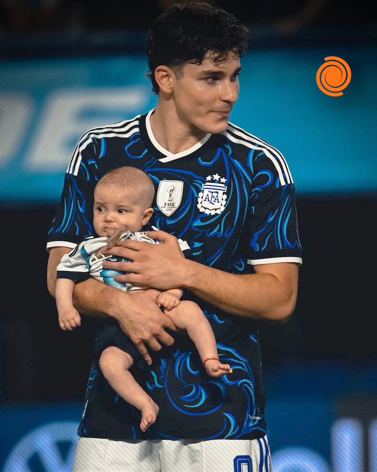 Julián y su bebé antes del partido ante Zambia.