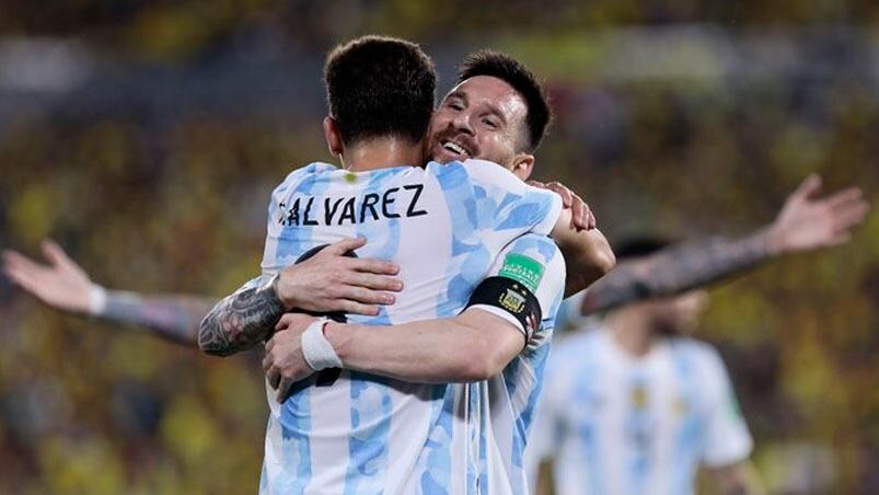 Julián y un gran abrazo con Messi.