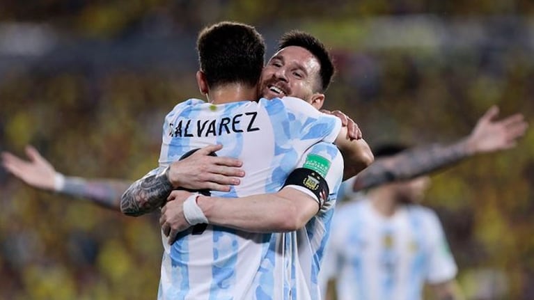 Julián y un gran abrazo con Messi.