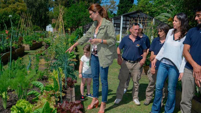 Juliana Awada en la huerta orgánica de Olivos.